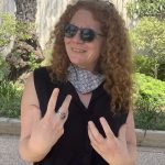 צילום של מיכל בן טובים הדרכה מעמיקה בביקור בביאנלה לעיצוב ואומנויות